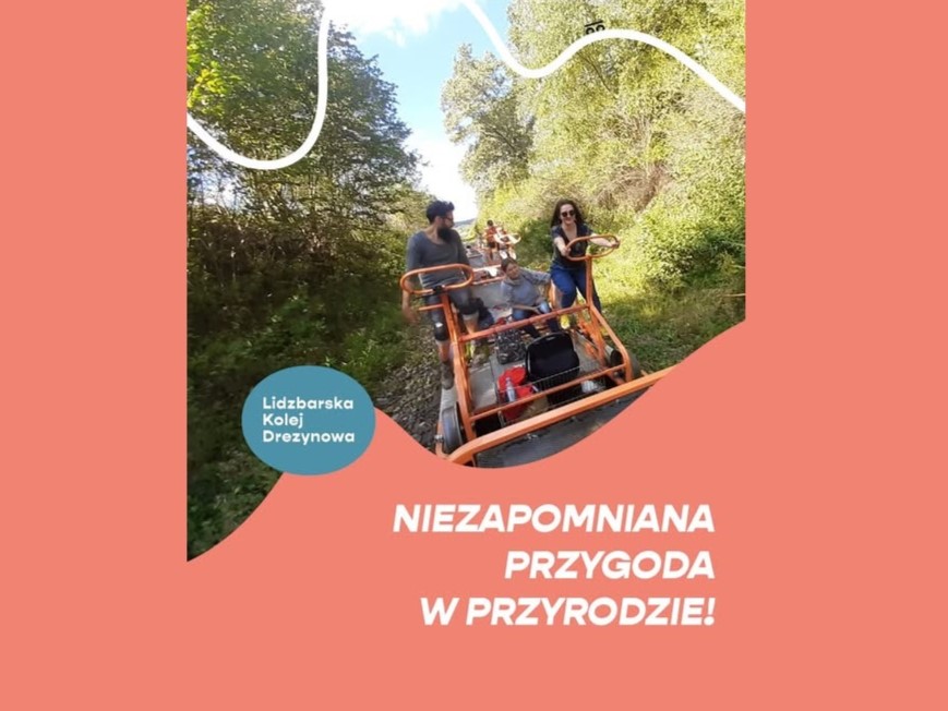 Czteroosobowa drezyna rowerowa na torach wśród zieleni – Lidzbarska Kolej Drezynowa, atrakcja w okolicach Chaty Leśna Polana